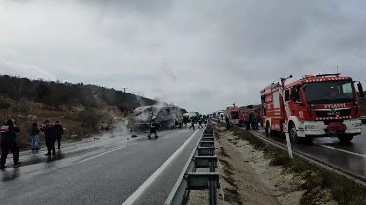 ÇORUM-SAMSUN KARAYOLUNDA YOLCU OTOBÜSÜ KAMYONA ÇARPTI: 2 ÖLÜ 5 YARALI...