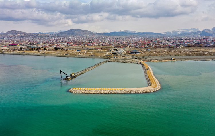 VAN GÖLÜ’NDE BÜYÜK TEMİZLİK: DİP ÇAMURUNDAN ARINDIRILIYOR!