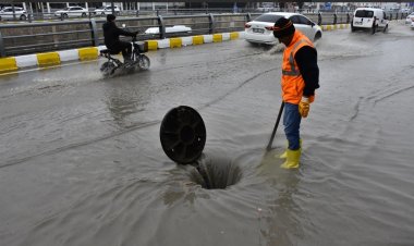 VAN'DA ETKİLİ OLAN YAĞIŞ ALT YAPI EKSİKLİĞİNDEN DOLAYI YİNE HAYATI FELÇ ETTİ!