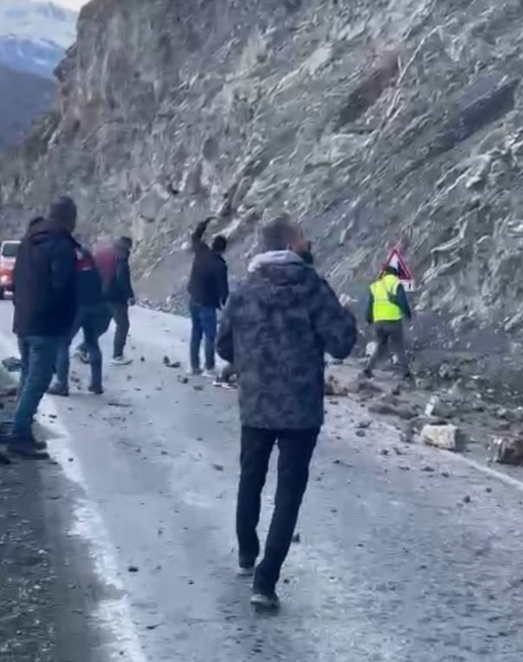 VAN-HAKKARİ KARAYOLU ÜZERİNDE DAĞDAN DÜŞEN KAYA PARÇALARI İNSANLARI TEDİRGİN EDİYOR!