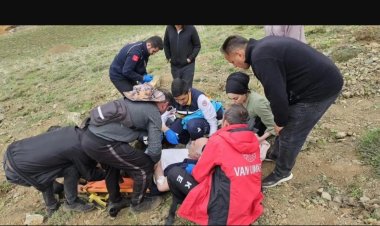 VAN'DA BİR VATANDAŞ DAĞDA OT TOPLARKEN RAHATSIZLANDI! UMKE  İMDADINA YETİŞTİ!