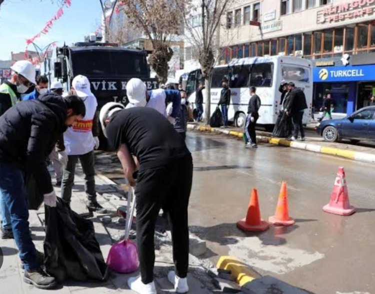 VAN'DA SOKAKLARI TEMİZLEME SEFERBERLİĞİ!
