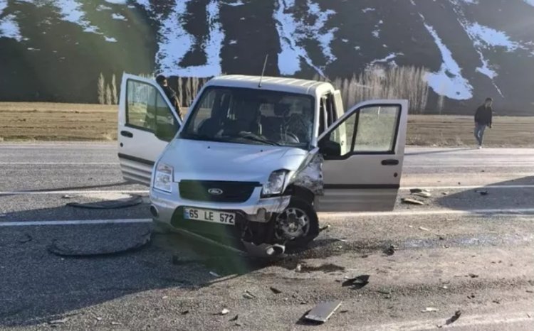 VAN'DA 2 ARACIN ÇARPIŞTIĞI KAZADA 11 KİŞİ YARALANDI!
