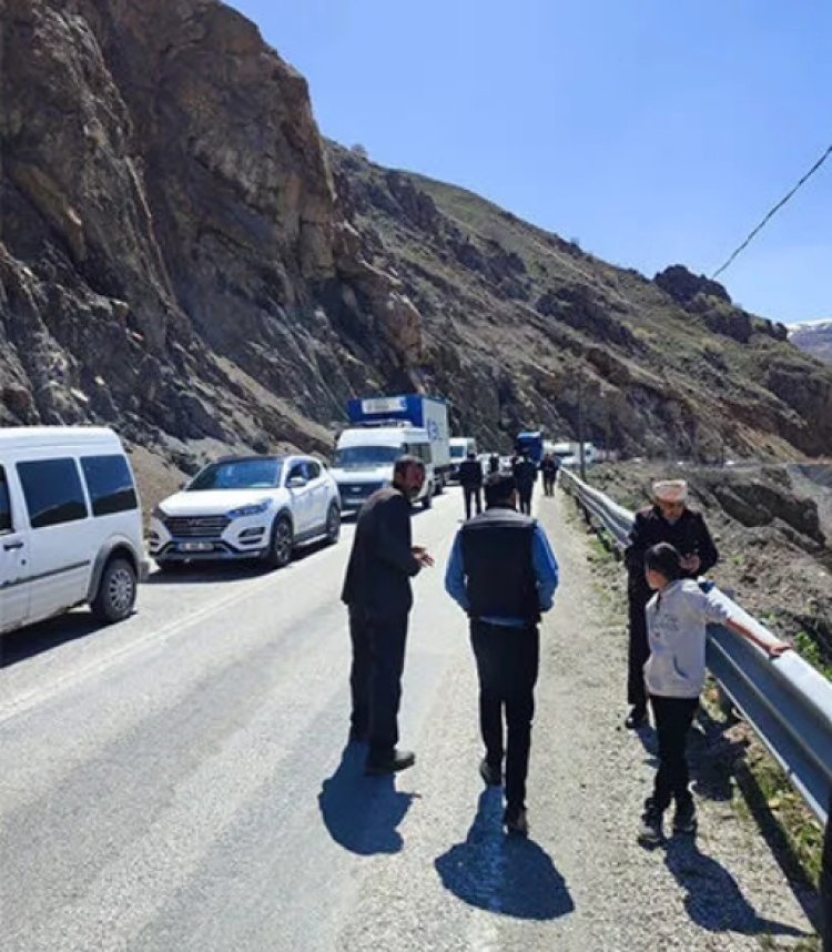 VAN-YÜKSEKOVA YOLUNDA HEYELAN MEYDANA GELDİ!