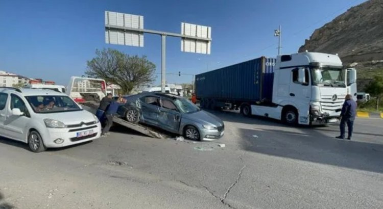 VAN’DA OTOMOBİLLE TIR ÇARPIŞTI: 1 ÖLÜ, 2 YARALI!