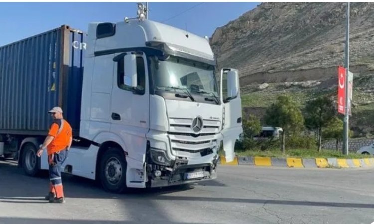 VAN’DA OTOMOBİLLE TIR ÇARPIŞTI: 1 ÖLÜ, 2 YARALI!