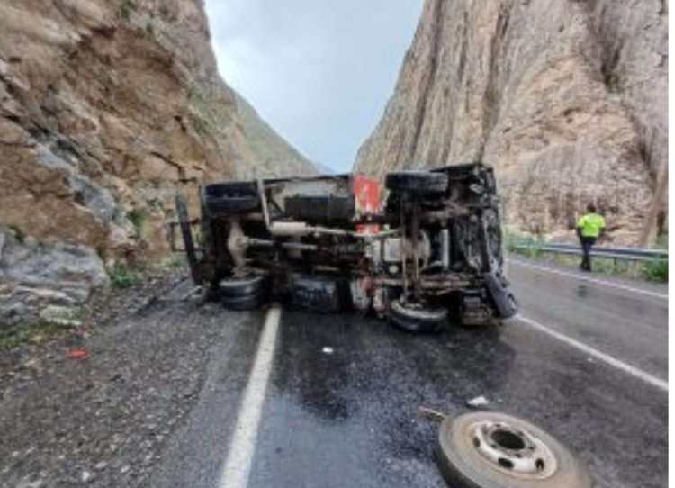 HAKKARİ-VAN KARA YOLUNDA DONDURMA TAŞIYAN ARAÇ DEVRİLDİ!