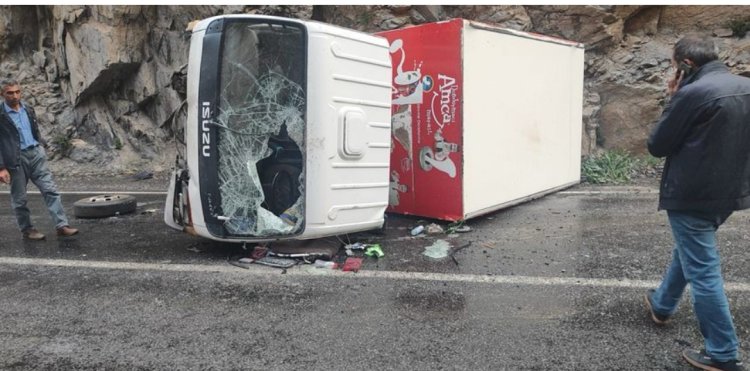 HAKKARİ-VAN KARA YOLUNDA DONDURMA TAŞIYAN ARAÇ DEVRİLDİ!