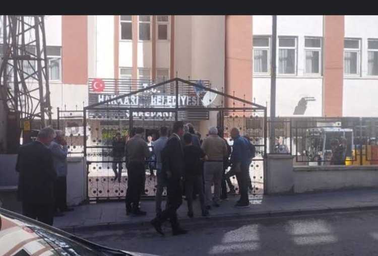 HAKKARİ BELEDİYESİ'NE POLİS BASKINI: EŞBAŞKAN GÖZALTINA ALINDI