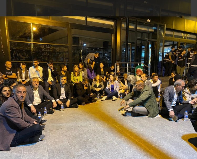 HAKKARİ'DEKİ OTURMA EYLEMİNE ABDULLAH ZEYDAN DA KATILDI!