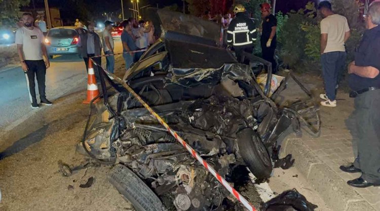 BETON MİKSERİ OTOMOBİLİ KAĞIT GİBİ EZDİ 1 ÖLÜ, 1 YARALI 