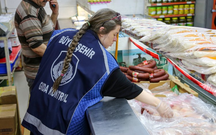VAN BÜYÜKŞEHİR VATANDAŞLARIN SAĞLIKLI VE GÜVENLİ GIDAYA ULAŞMASI İÇİN DENETİMLERİNİ SÜRDÜRÜYOR! 