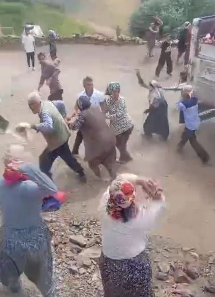 BAŞKALE’DE TAŞLI SOPALI ARAZİ KAVGASI: 1'İ KADIN 3 YARALI 
