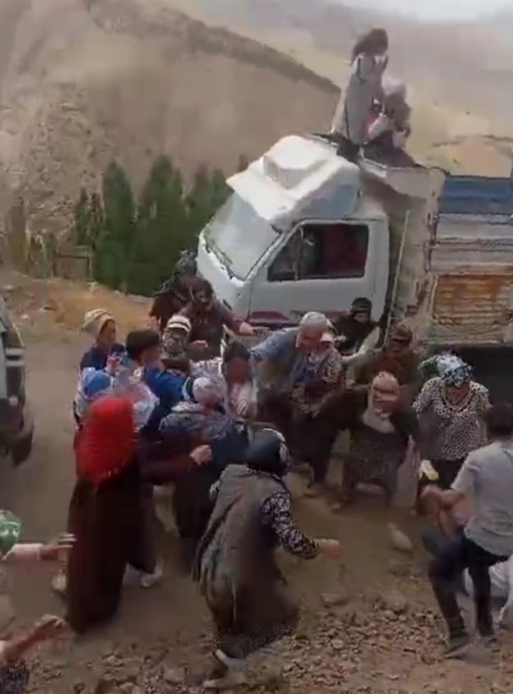 BAŞKALE’DE TAŞLI SOPALI ARAZİ KAVGASI: 1'İ KADIN 3 YARALI 