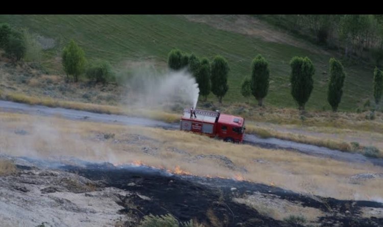 VAN-GÜRPINAR ÇAVUŞ TEPE KALESİ'NDE ÇIKAN YANGIN KONTROL ALTINA ALINDI