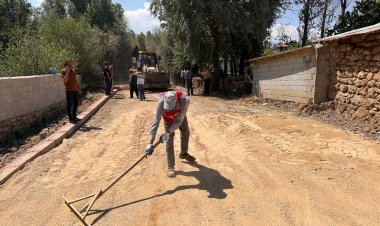 EDREMİT BELEDİYESİ YOL, PARKE, ASFALT ÇALIŞMALARINI SÜRDÜRÜYOR