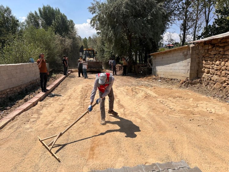 EDREMİT BELEDİYESİ YOL, PARKE, ASFALT ÇALIŞMALARINI SÜRDÜRÜYOR
