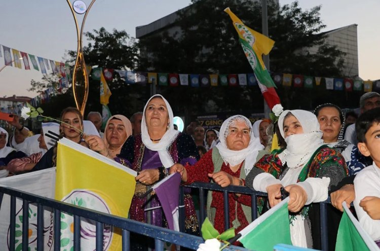 DEM PARTİ, VAN'DA "DÜNYA BARIŞ GÜNÜ" MİTİNGİ DÜZENLEDİ