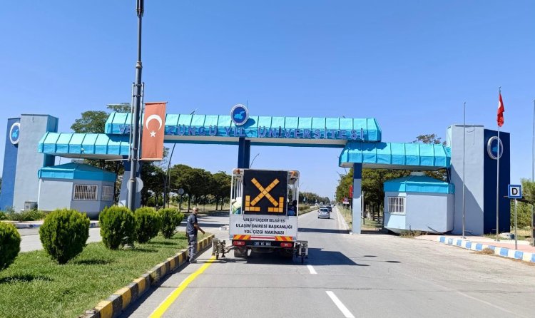 BÜYÜKŞEHİR VAN'IN ÜNİVERSİTESİ'NDE BOYAMA ÇALIŞMASI YAPTI