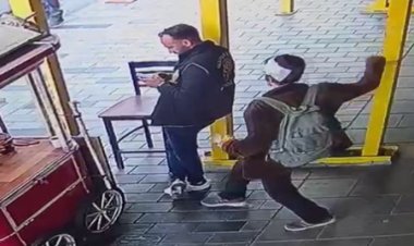 İSTANBUL'DA BİR KİŞİ POLİSİ BOYNUNDAN BIÇAKLADI