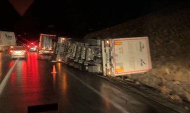 YÜKSEKOVA-VAN KARAYOLUNDA TIR DEVRİLDİ