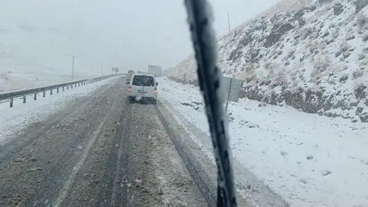 VAN-BAŞKALE GÜZELDERE GEÇİDİNDE KAR YAĞIŞI! ARAÇLAR YOLDA MAHSUR KALDI!