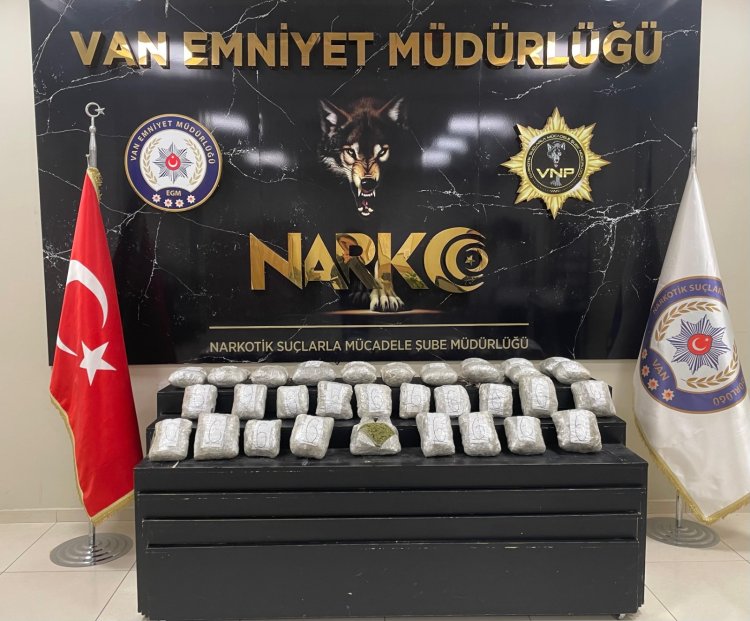VAN'IN EDREMİT İLÇESİNDE 12 KİLO 900 GRAM ESRAR ELE GEÇİRİLDİ