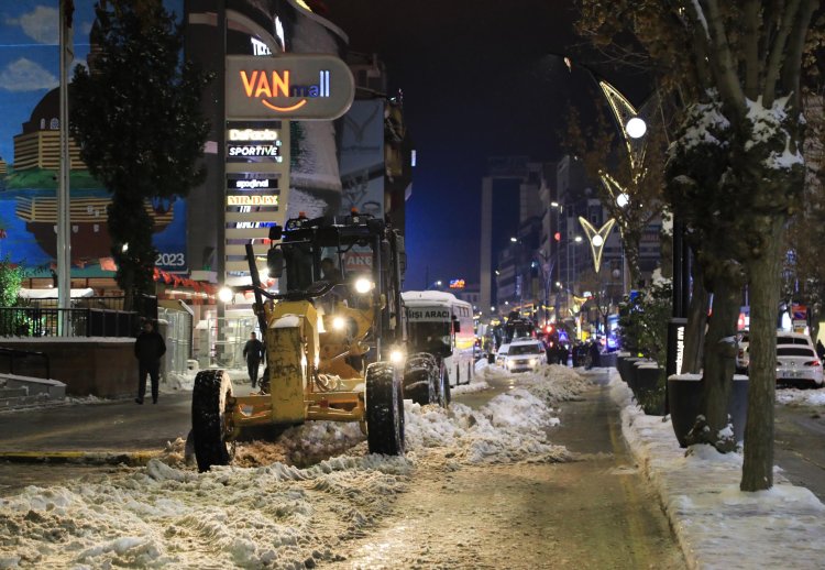 VAN BÜYÜKŞEHİR KAR MÜCADELESİNE GECEDEN BAŞLADI