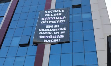 İPEKYOLU BELEDİYESİ: 'SEÇİMLE GELDİK KAYYIMLA GİTMEYİZ!”, “EM BI HILBIJARTINÊ HATIN, EM BI QEYÛMAN NAÇIN!”