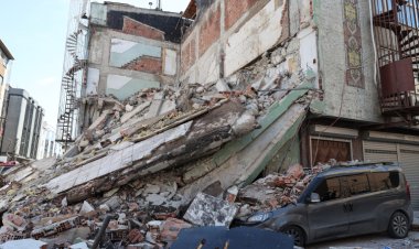 İSTANBUL GÜNGÖREN'DE BİNA ÇÖKTÜ!