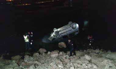 EDREMİT'TE KAMYONET VAN GÖLÜ’NE UÇTU: 2 YARALI