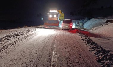 VAN BÜYÜKŞEHİR BELEDİYESİ GECE MAHSUR KALAN VATANDAŞLARI KURTARDI