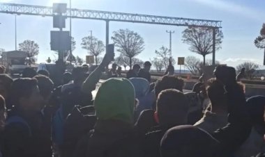 VAN'DA BİR LİSEDE ÖĞRENCİLER PROTESTOYLA SESLERİNİ DUYURMAYA ÇALIŞTI¡