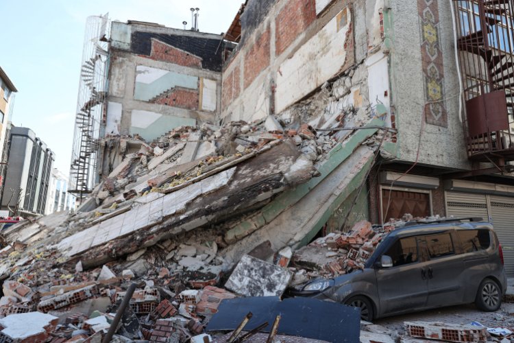 İSTANBUL GÜNGÖREN'DE BİNA ÇÖKTÜ!