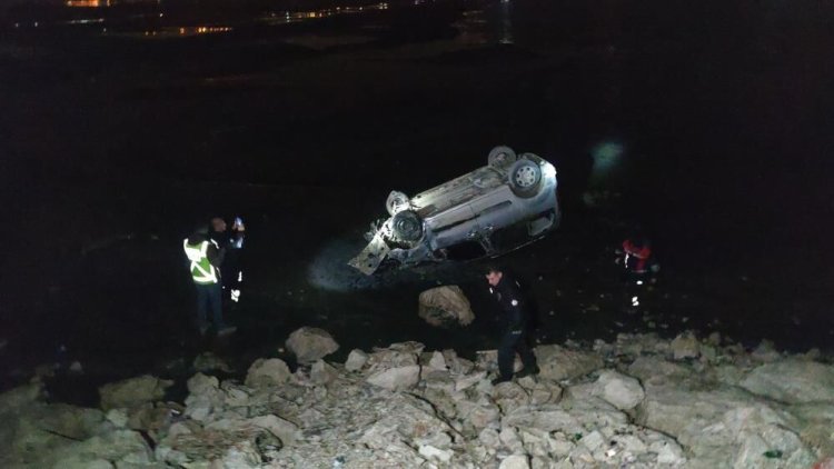 EDREMİT'TE KAMYONET VAN GÖLÜ’NE UÇTU: 2 YARALI