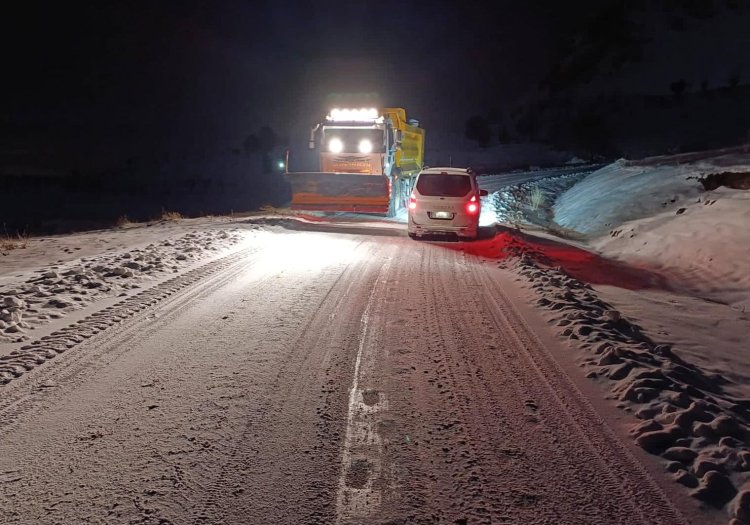 VAN BÜYÜKŞEHİR BELEDİYESİ GECE MAHSUR KALAN VATANDAŞLARI KURTARDI