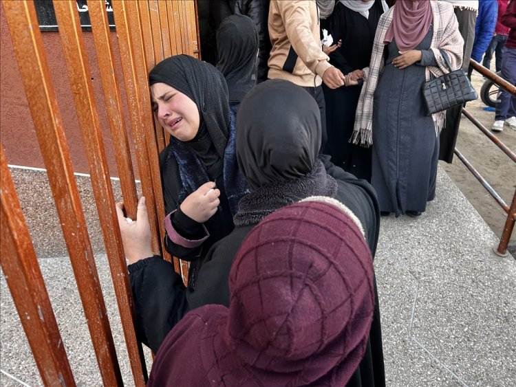 İSRAİL TERÖR DEVLETİ SİVİLLERİ VE GAZETECİLERİ HEDEF ALMAYA DEVAM EDİYOR!