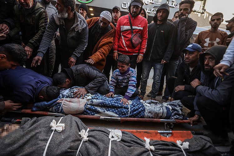 İSRAİL TERÖR DEVLETİ SİVİLLERİ VE GAZETECİLERİ HEDEF ALMAYA DEVAM EDİYOR!