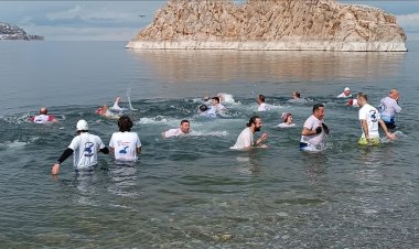 VANGÖLÜ AKTİVİSTLERİ DONDURUCU SOĞUĞA RAĞMEN VAN GÖLÜ'NDE YÜZDÜLER