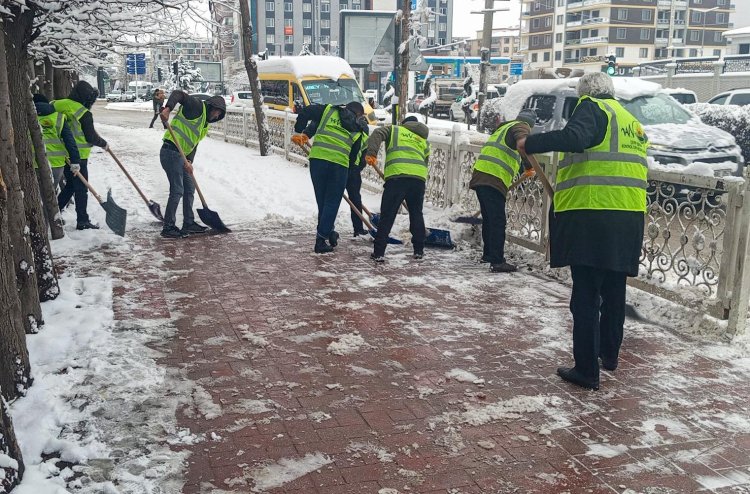 VAN'DA 493 YERLEŞİM YERİ KAPANDI: BÜYÜKŞEHİR KARLA MÜCADELE ÇALIŞMASINI HIZLANDIRDI
