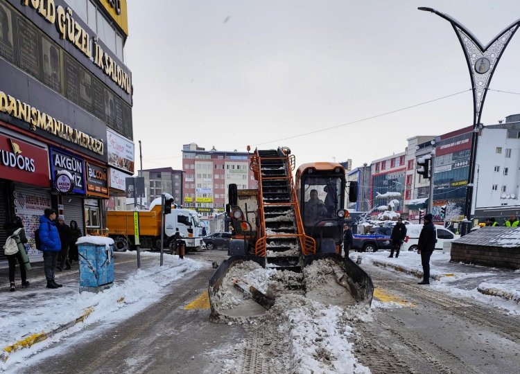 VAN'DA 493 YERLEŞİM YERİ KAPANDI: BÜYÜKŞEHİR KARLA MÜCADELE ÇALIŞMASINI HIZLANDIRDI