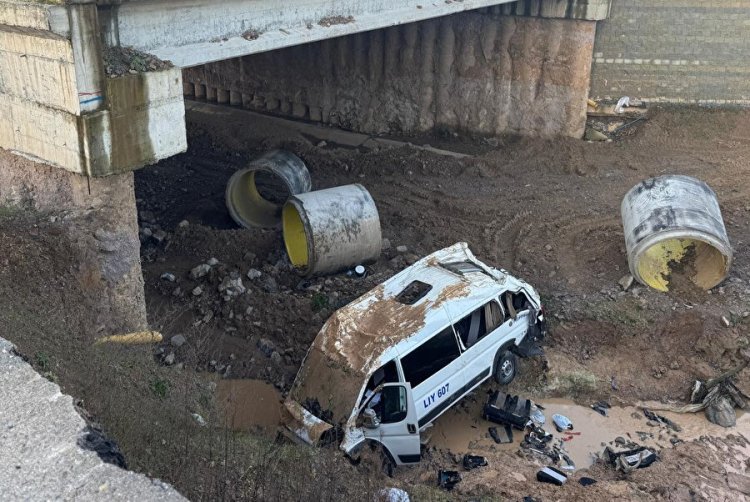 Servis Minibüsü 20 Metreden Dere Yatağına Düştü: 3 Ölü, 15 Yaralı