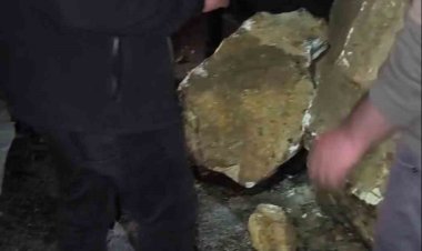 Van-Yüksekova Karayolunda Kaya Kütlesi Yola Düştü! 