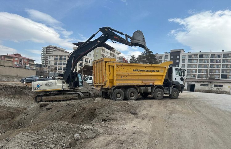 VAN BÜYÜKŞEHİR BELEDİYESİ KAÇAK HAFRİYAT DÖKÜMÜNE GÖZ AÇTIRMIYOR 