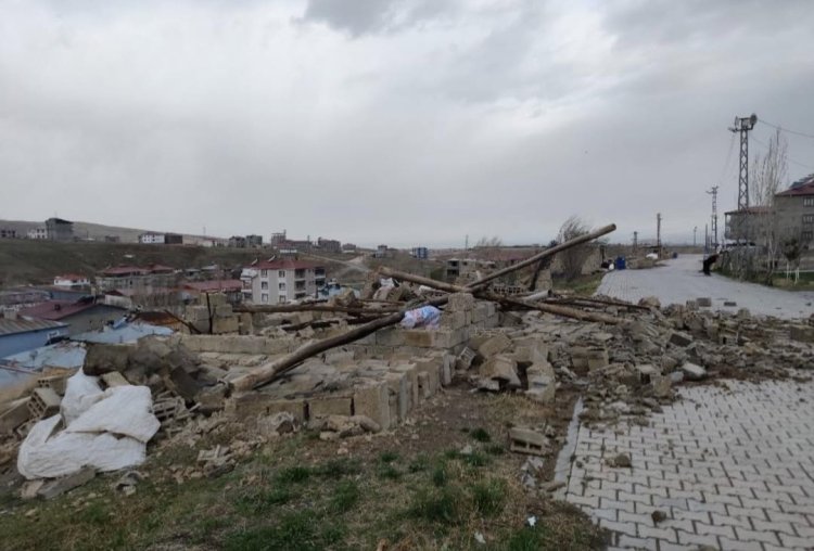 Van'da Fırtına Hayatı Felç Etti: Çatılar Uçtu, Elektrikler Kesildi...