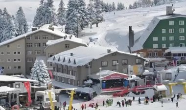 Uludağ'da Sömestir Hareketliliği: Kar 1 Metreye Dayandı, Fiyatlar Rekora Koştu