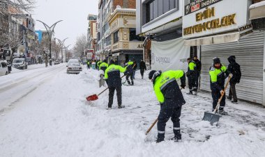 Van Beyaza Büründü: 600 Personel Sahada