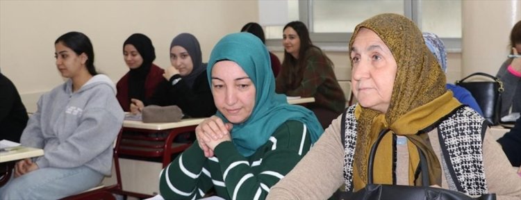 65 Yaşındaki Zeliha Teyze’nin Azmi, Mesafeleri Sevgi ve İngilizce ile Aşıyor