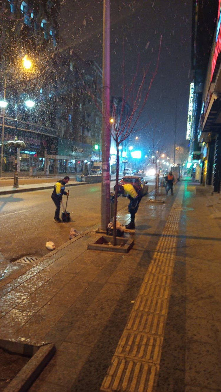 Van’da Bayram Temizliği Seferberliği: Büyükşehir Ekipleri Gece Gündüz Sahada