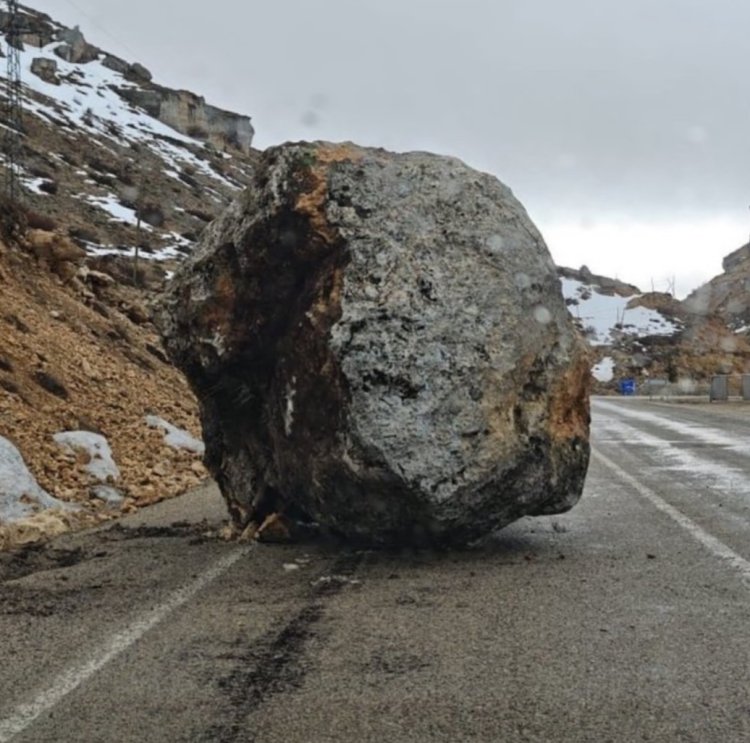 Karaman'da Dağdan Kopan Dev Kaya Parçası Yolu Kapattı